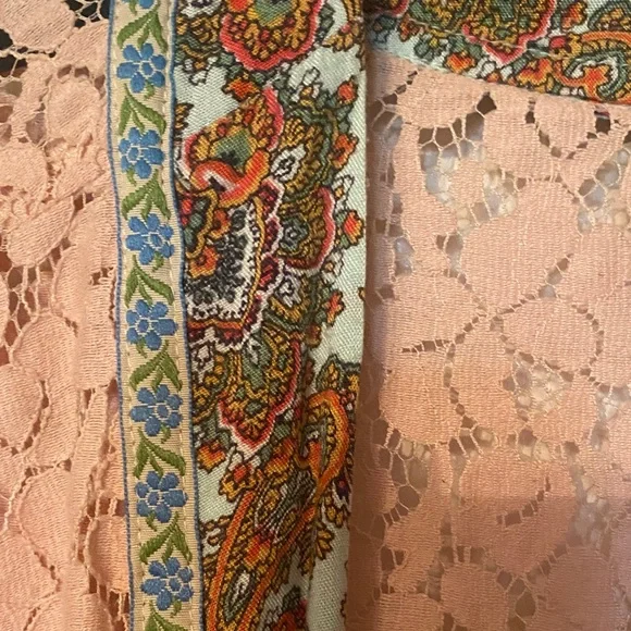 Ivy Jane Blush Lace Kimono with Vibrant Trim - Picture 4 of 7